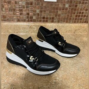 Women's Michael Kors Liv Trainer Signature
Sneakers Athletic Shoes size 5.5